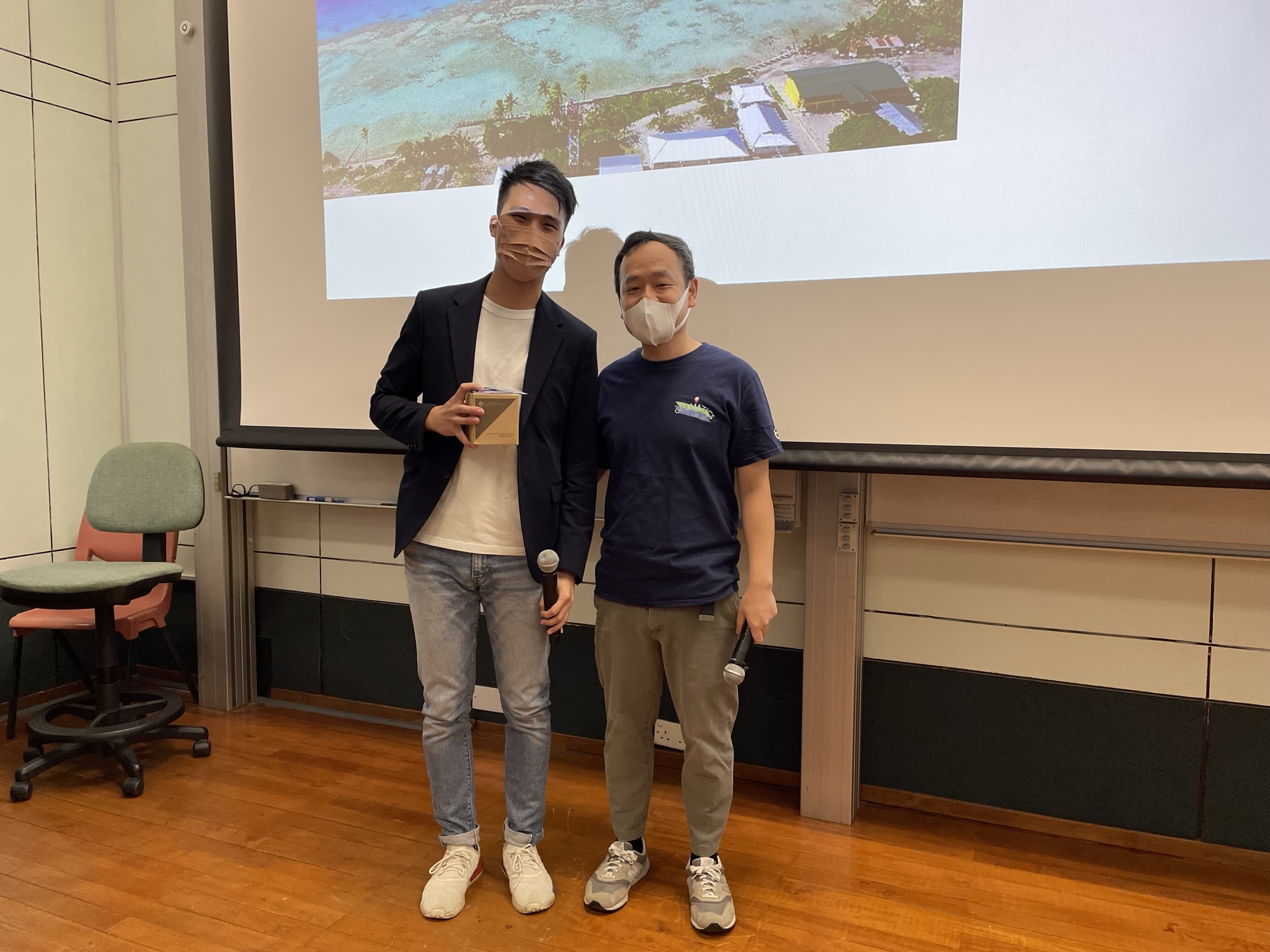 LSGI alumni Lo Leung (left) and Dr. Yan Wai-yeung (right)
