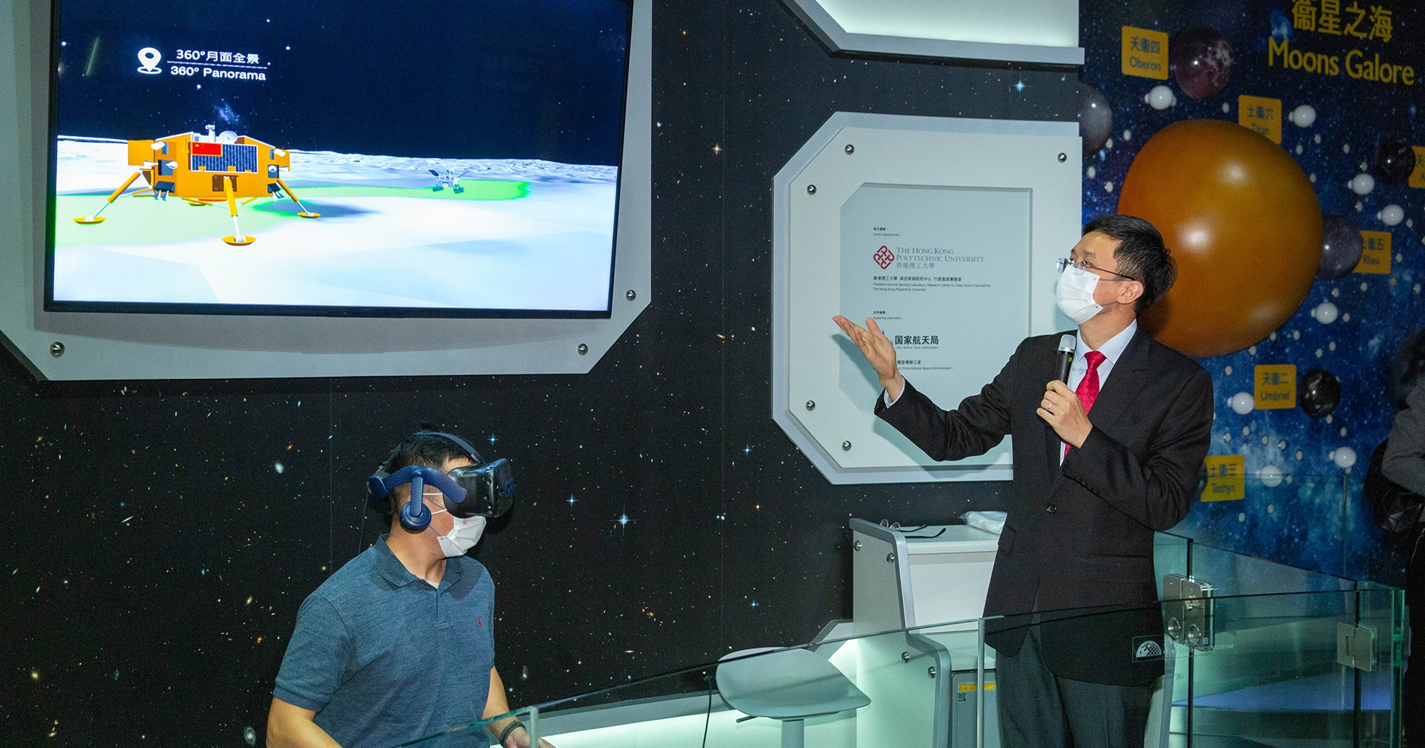 Prof. Wu and Mr Brandon Chen, PhD student of PolyU Department of Land Surveying and Geo-Informatics demonstrated to visitors how the VR exhibit makes use of data provided by the relevant space agencies of China and Prof Wu’s research team to create a virtual reality environment of the landing sites on Moon and Mars.