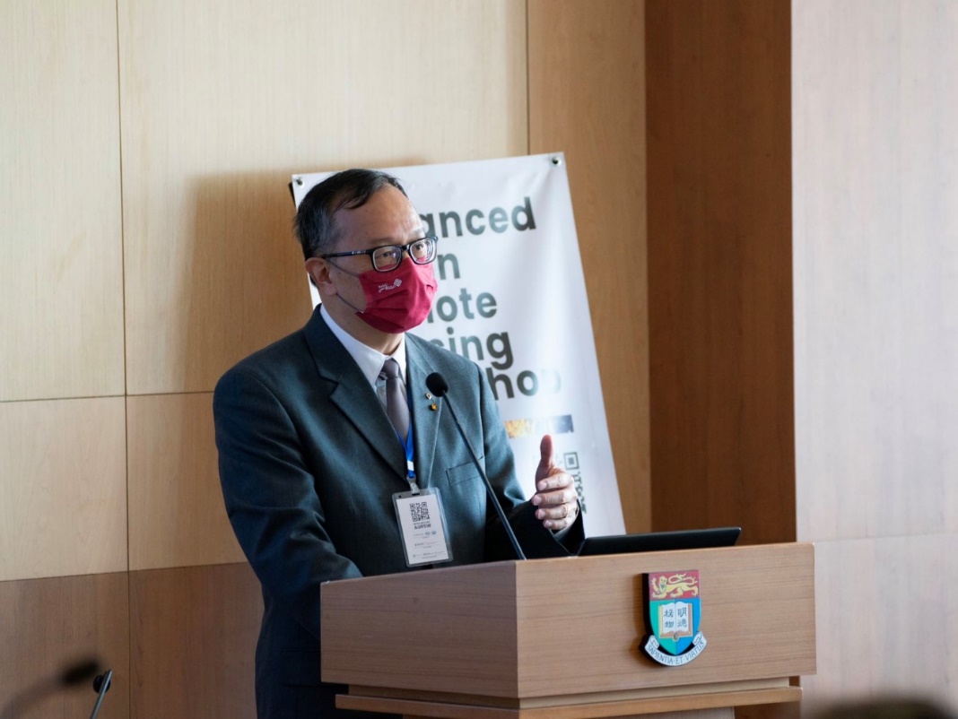 Prof. Weng Qihao is giving a keynote speech