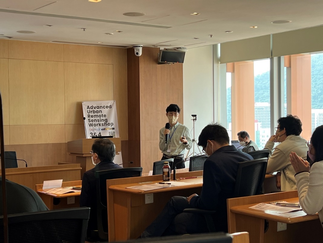 Dr. Cheolhee Yoo is giving a talk