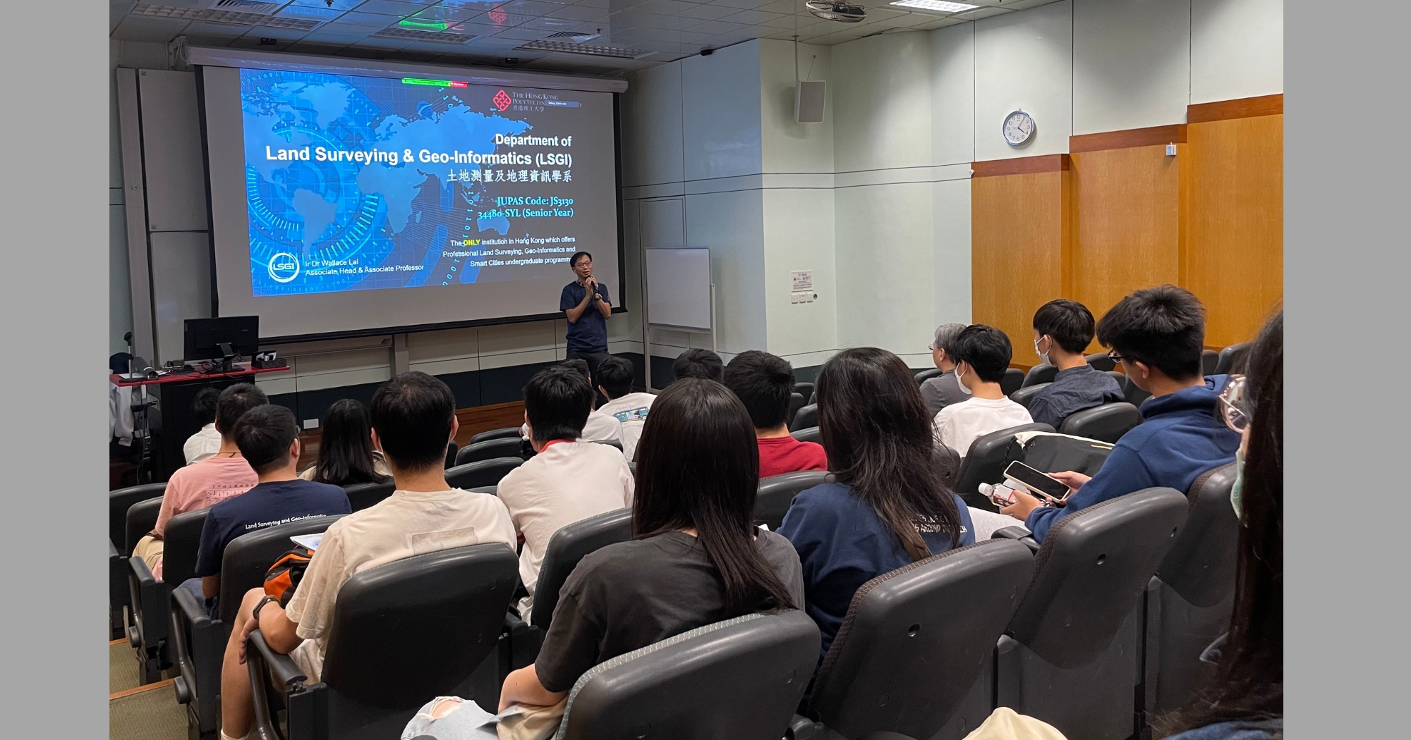 Ir Dr Wallace LAI, Associate Head (Teaching) of LSGI, conducted the admission talk to prospective students.