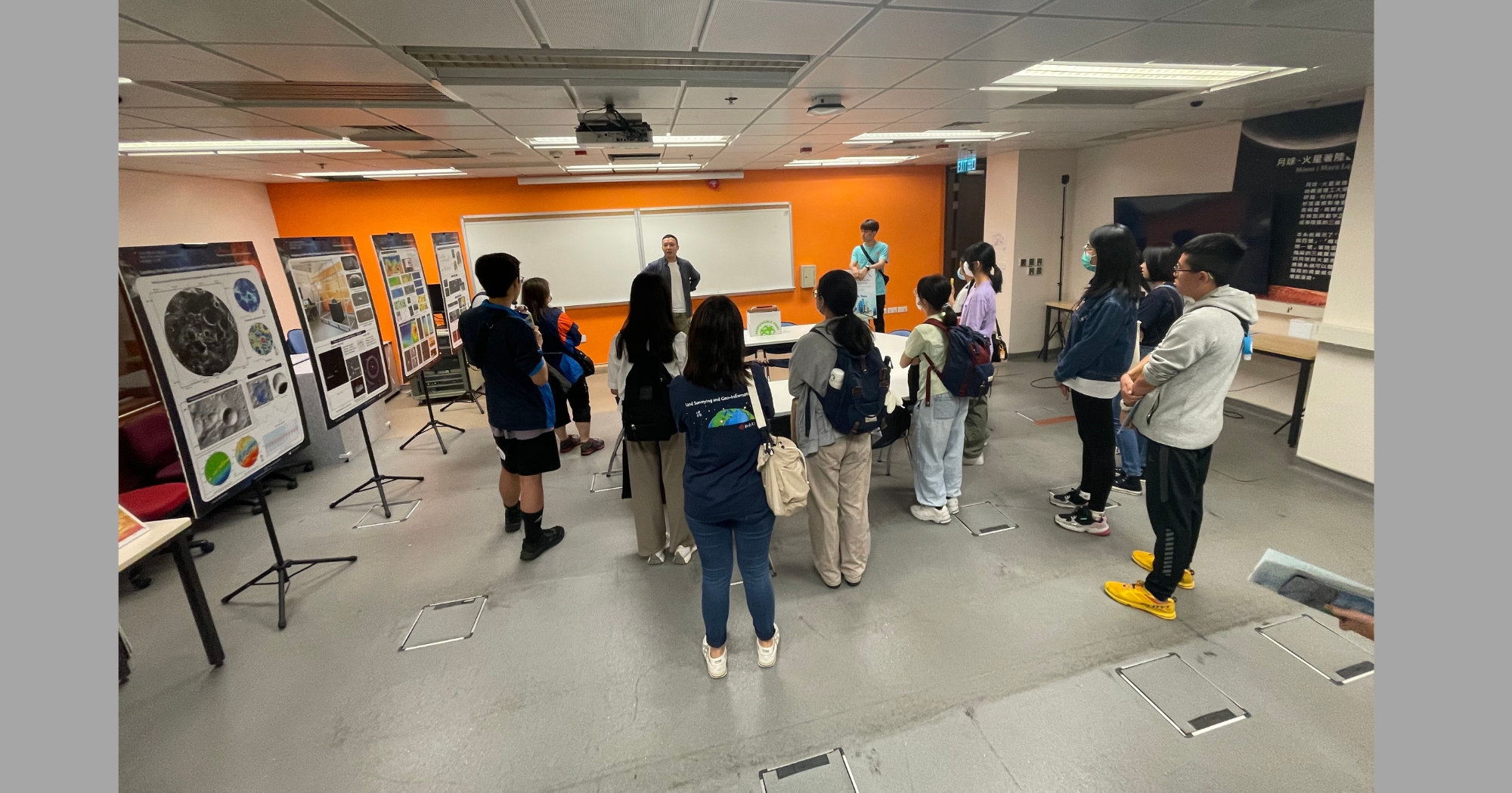 The guided tours of laboratories were arranged to let visitors experience the state-of-the-art equipment and technologies used in LSGI.