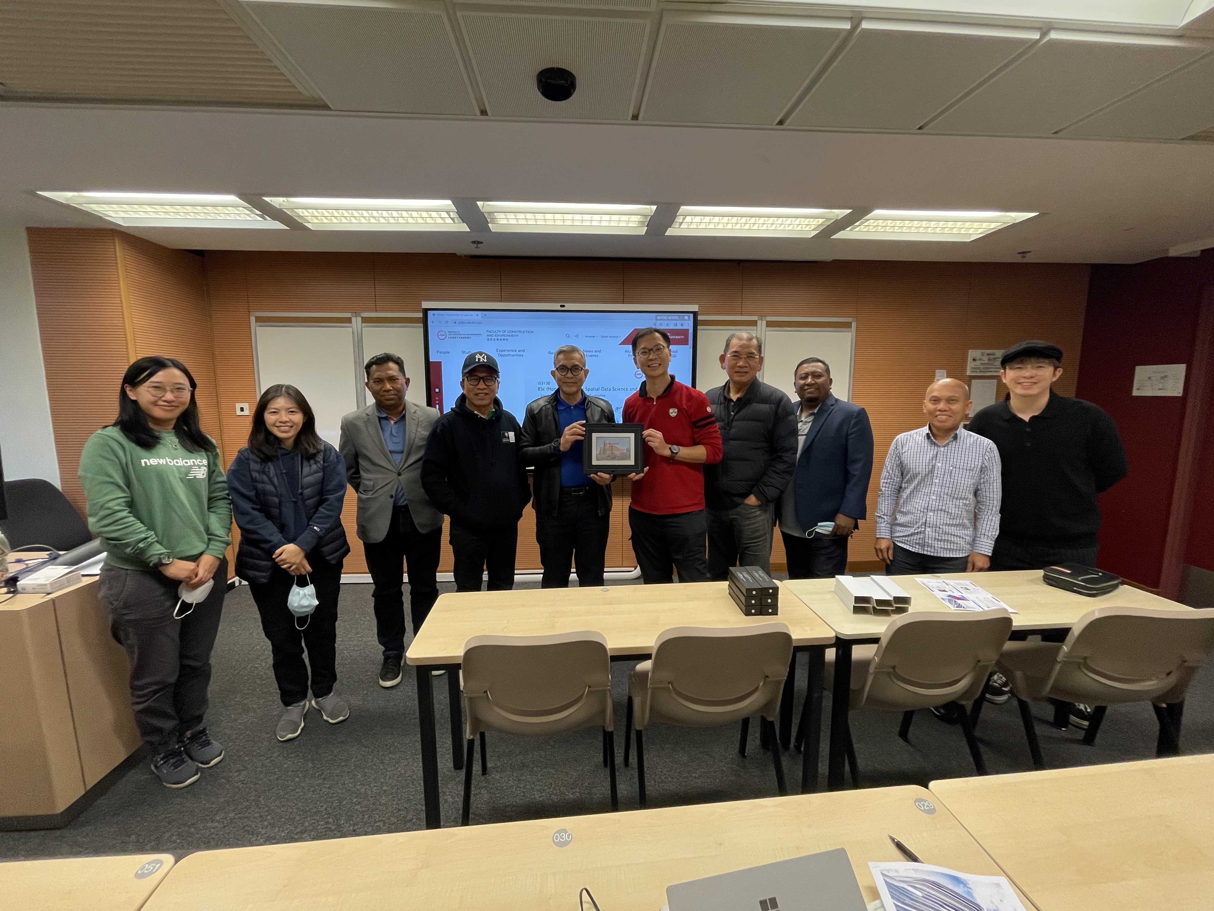 Presentation of souvenir to the delegation