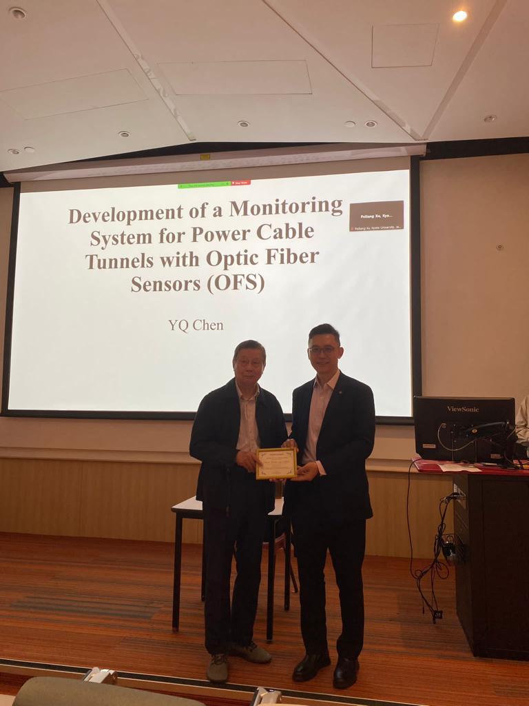 Sr Paul Tsui presented the souvenir to Prof. QY Chen after the lecture.