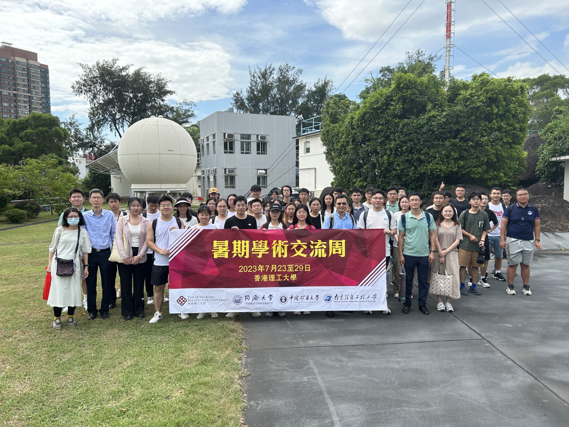Group photo at the Visit to the King’s Park Meteorological Station.
