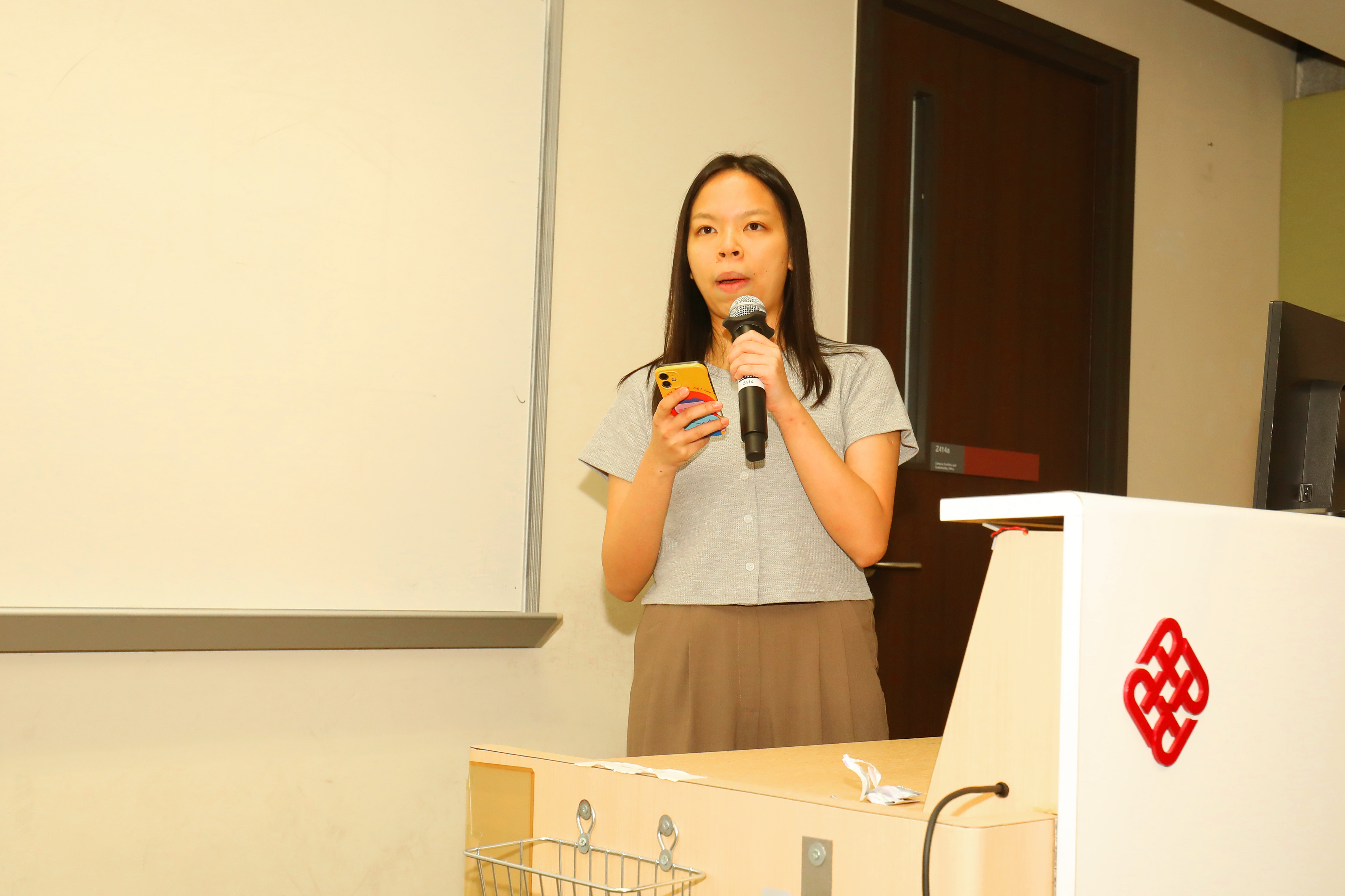2023 Graduate Cherry Cheung gave sharing for freshmen during BSc break-out session