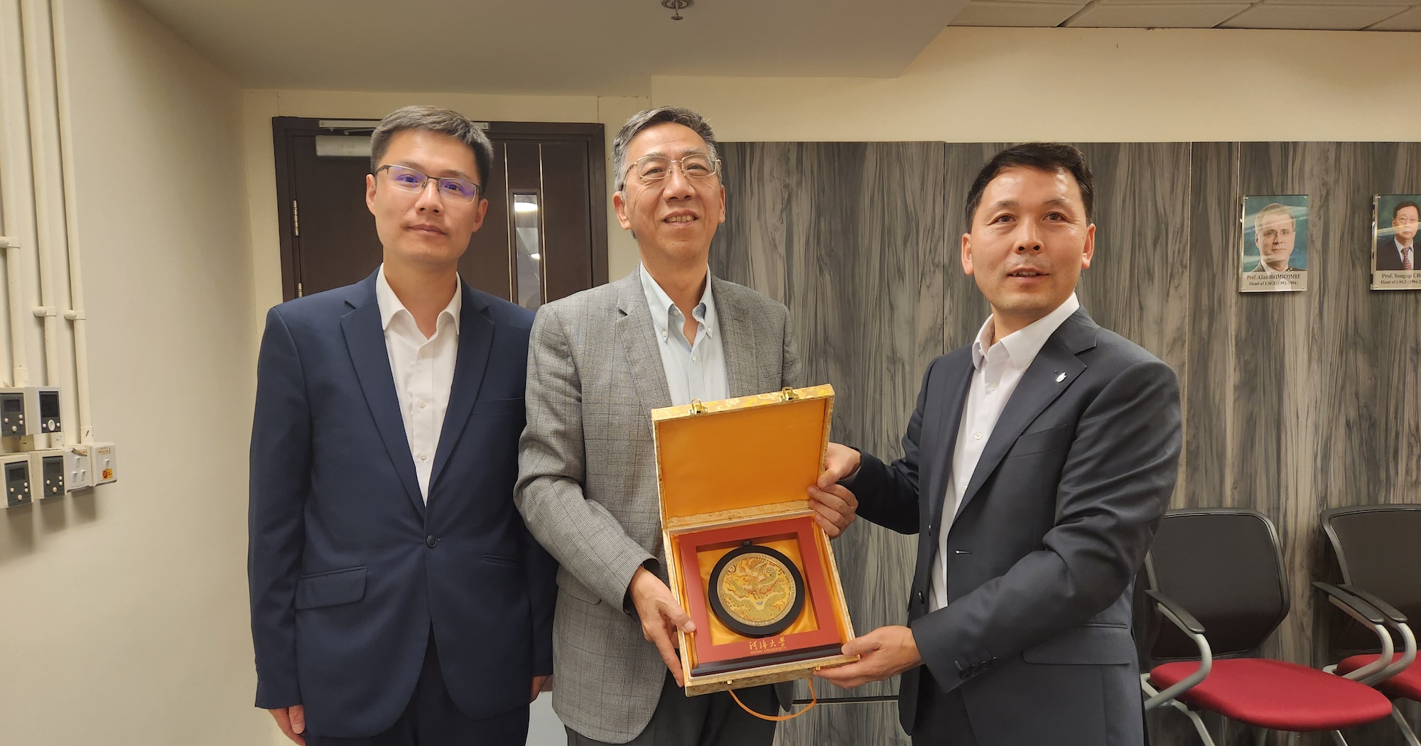 Souvenir presentation by Hohai University
