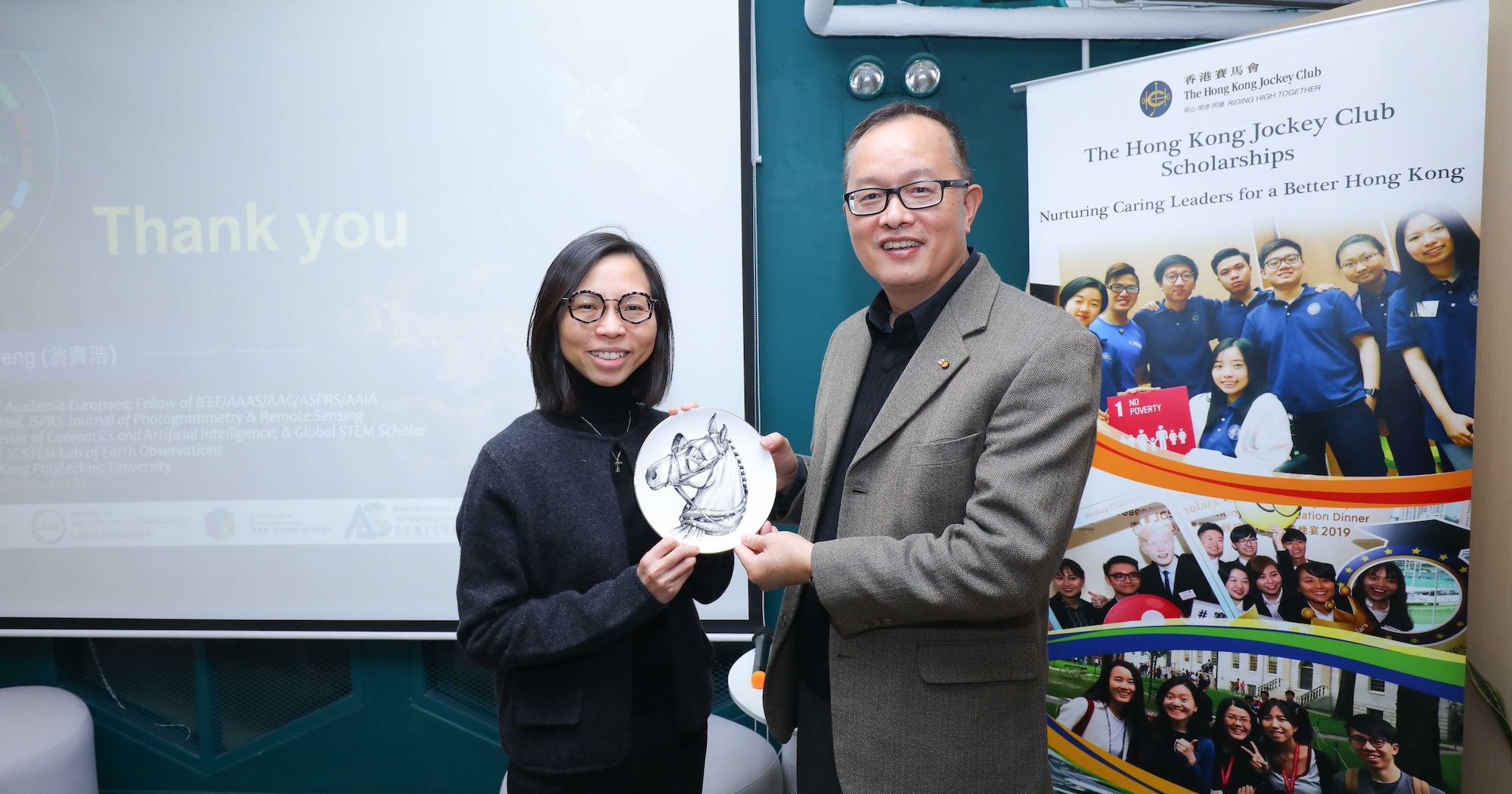 The Hong Kong Jockey Club Scholarships presented a souvenir to Prof. WENG.