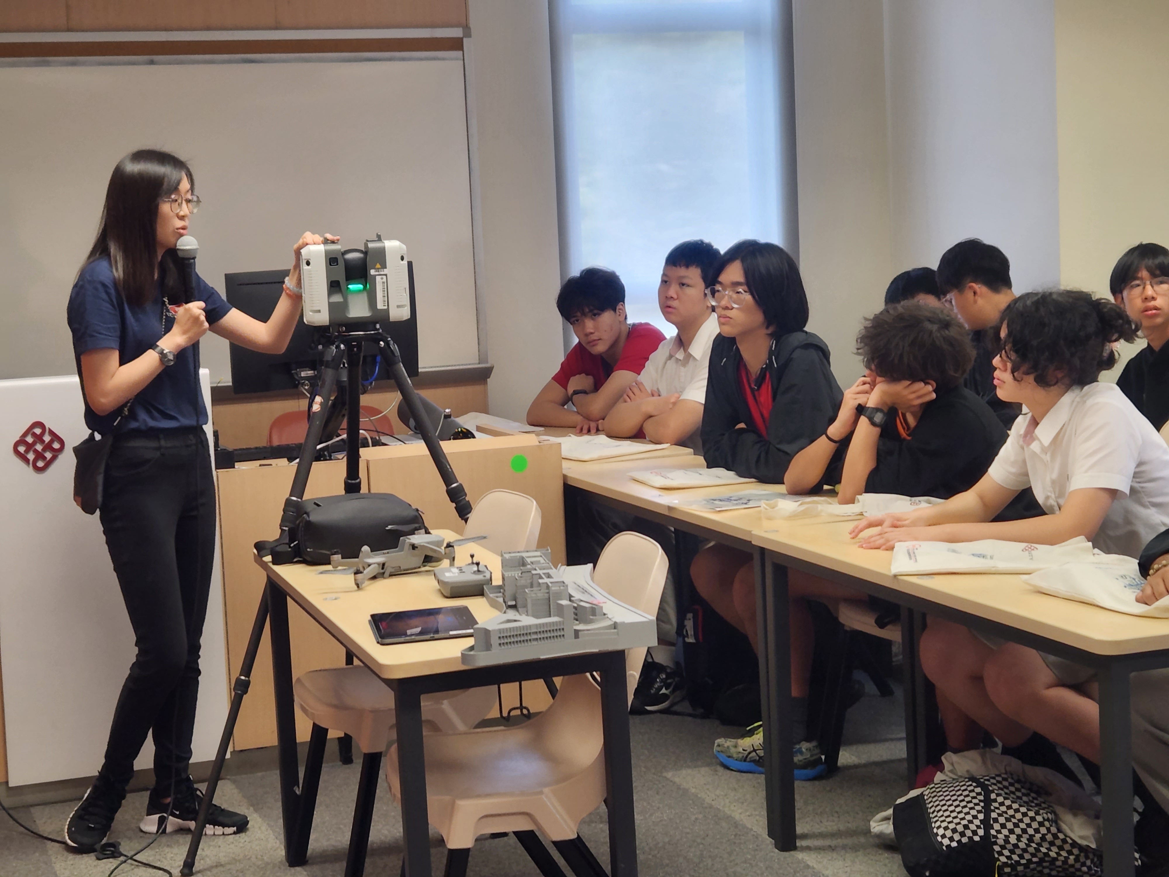 Sharing by Miss Stella Tse to introduce survey equipment.
