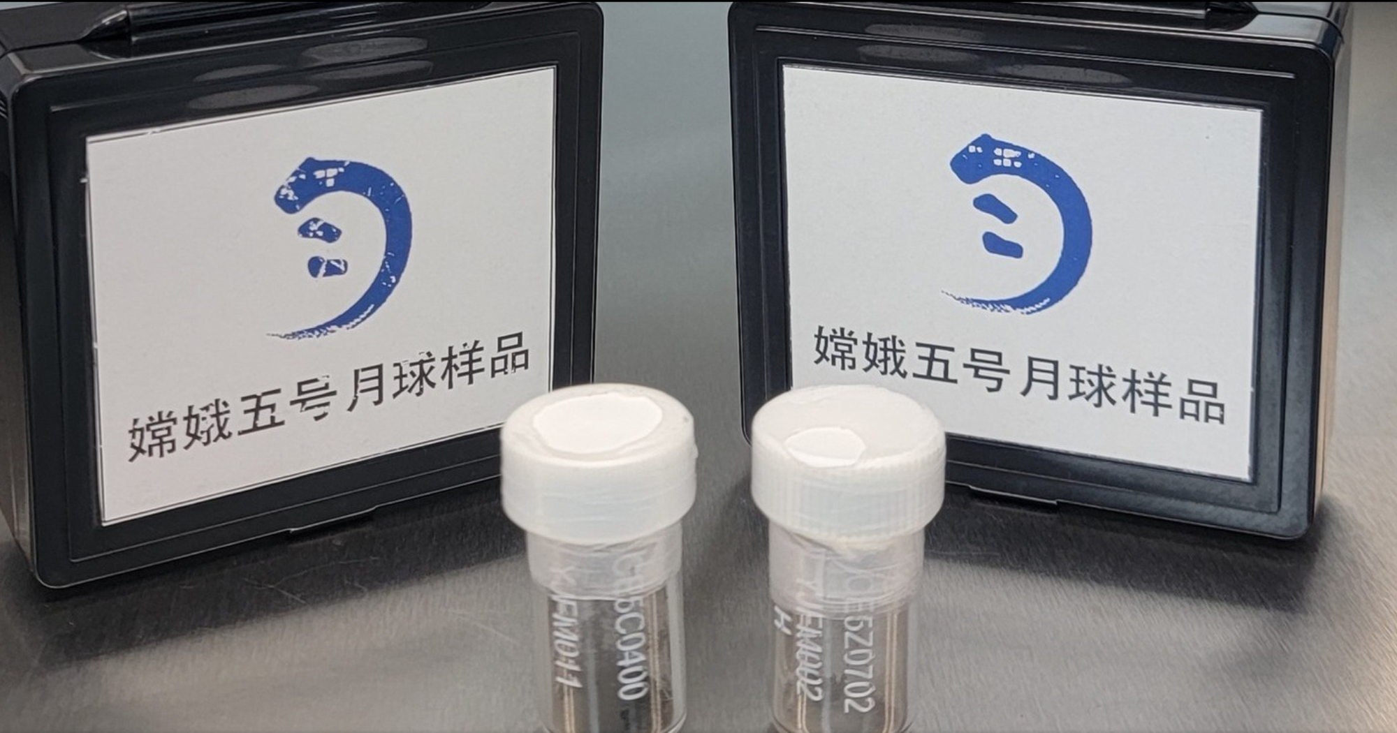 PolyU has successfully acquired lunar soil samples collected by China’s Chang’e-5 mission, including a 400 mg surface sample (left) and a 42.6 mg deep drill sample (right).The Space Resources Laboratory of the PolyU Deep Space Exploration Research Center has set up a lunar soil sample storage and analysis facility to properly store and analyse the lunar soil in depth.
