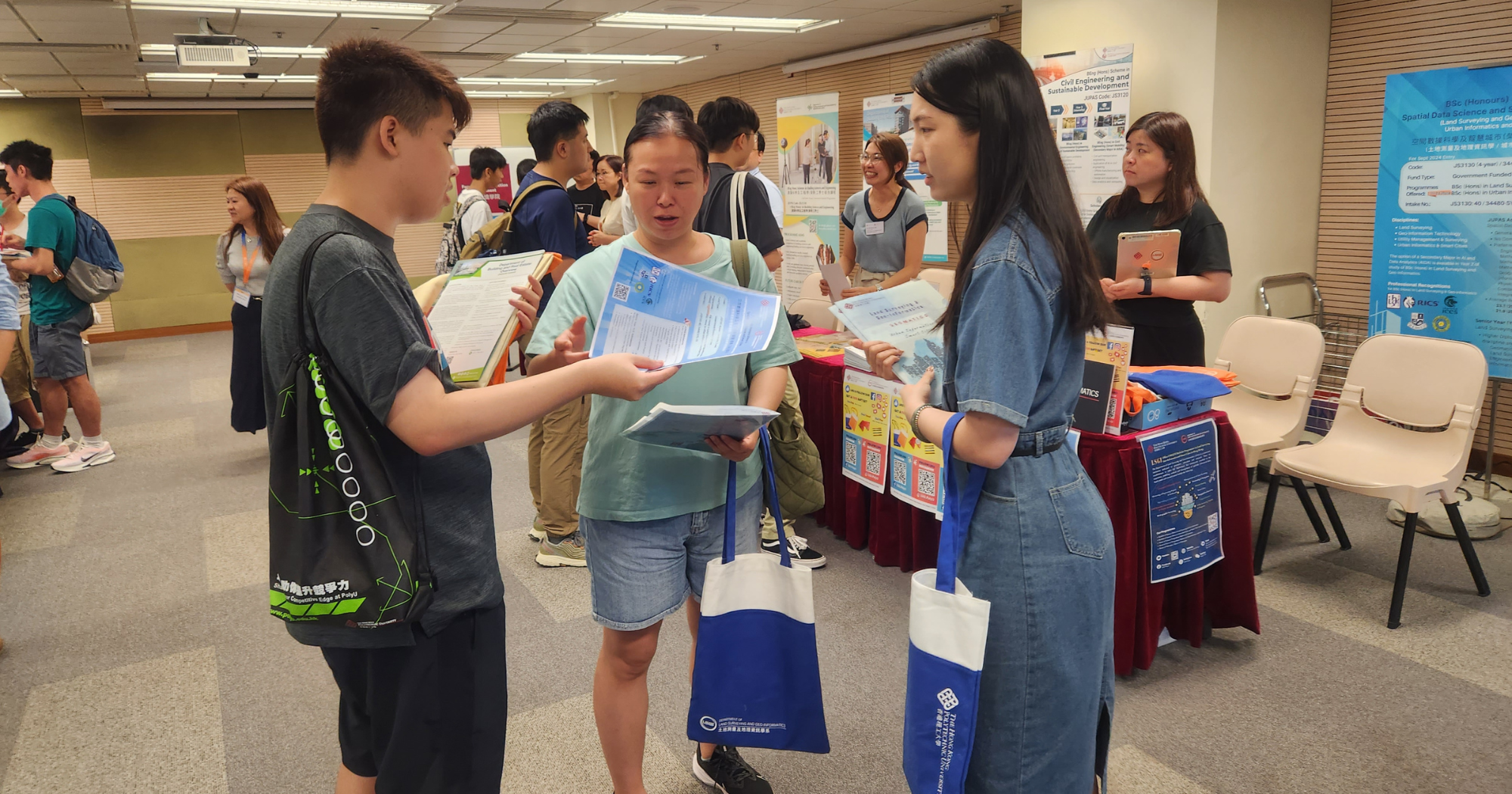 LSGI academic programme staff were eager to answer questions from recent HKDSE student and their parents about JUPAS subject selection strategies at the consultation counter.