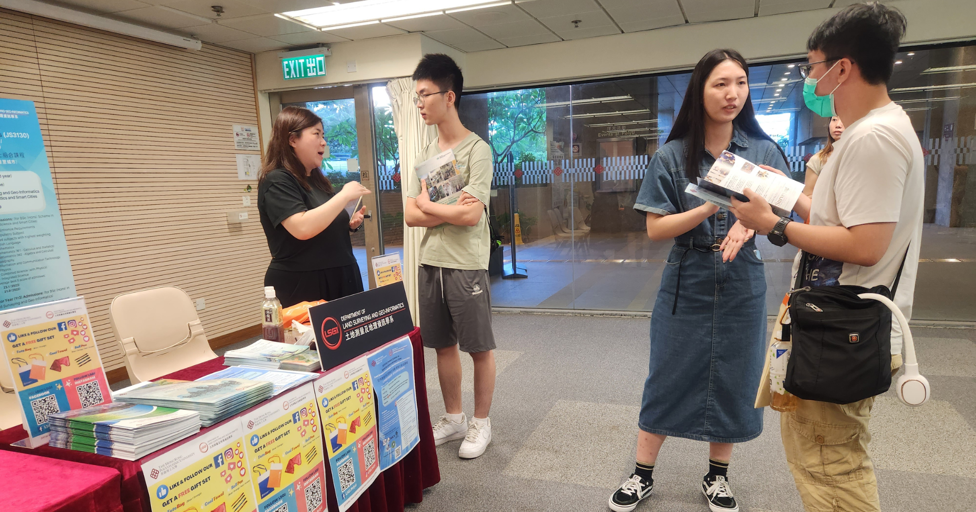 LSGI academic programme staff were eager to answer questions from recent HKDSE student and their parents about JUPAS subject selection strategies at the consultation counter.