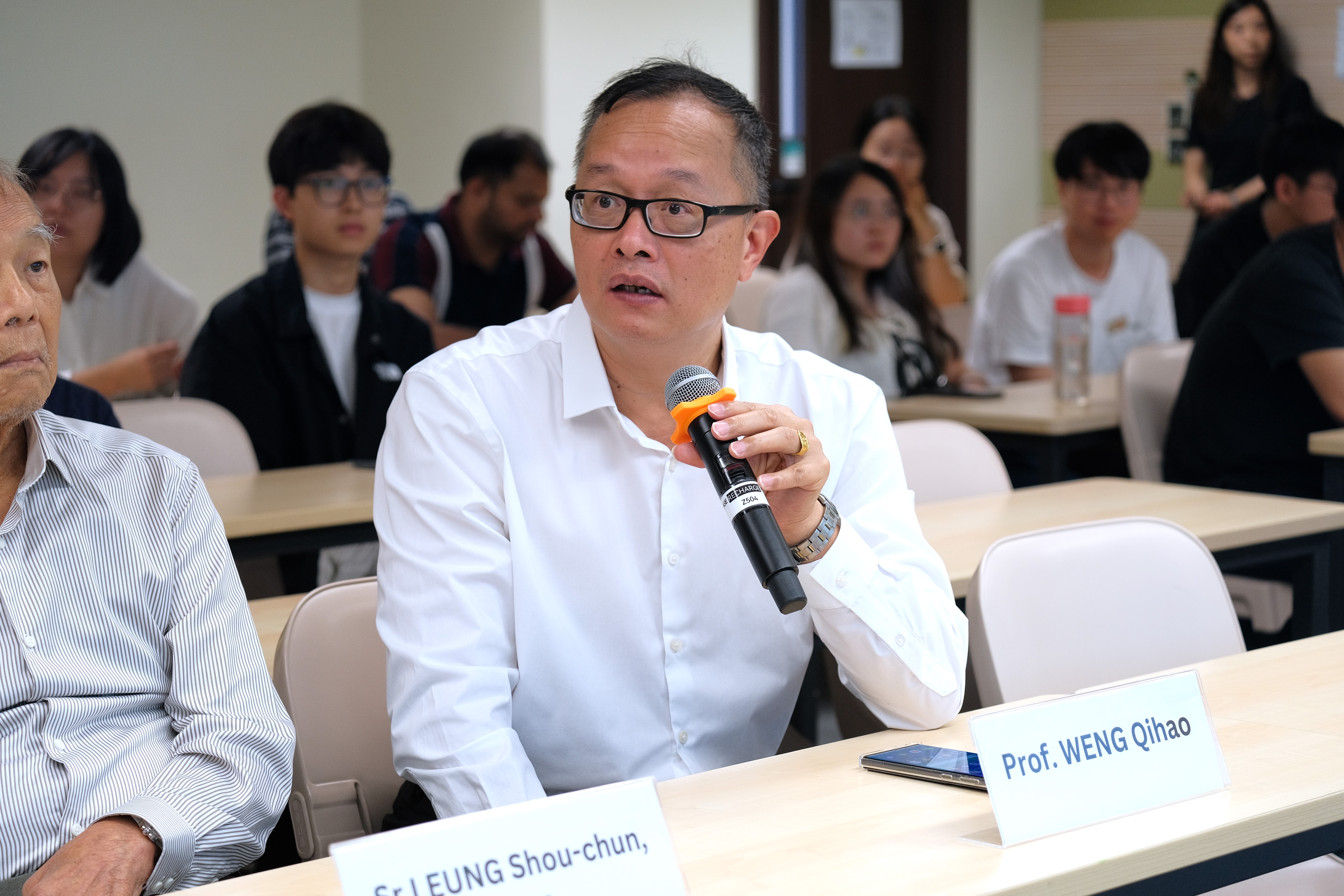 Prof. Weng Qihao conducts a discussion with the speakers