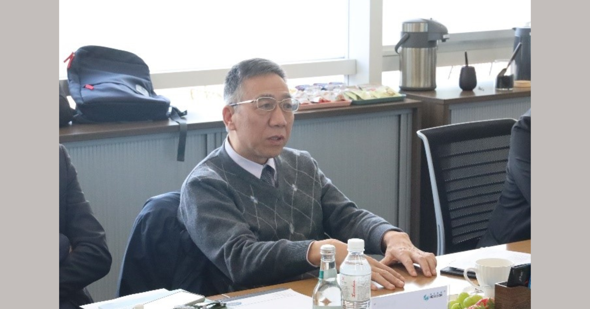 Prof. Wu CHEN engaged in enthusiastic discussions about future innovation trends in the technology forums.