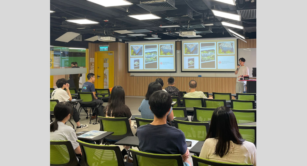 Our current LSGI student, Andy shared his learning journey and life experience at PolyU in the programme information seminar.