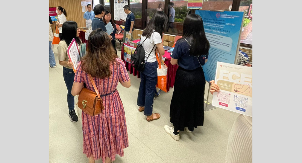 Our staff were eager to answer questions from recent HKDSE students and their parents about JUPAS subject selection strategies at the consultation counter.