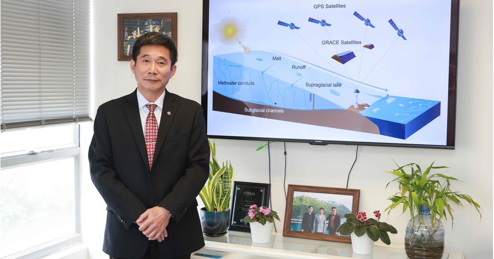 Prof. Jianli Chen, Professor of the PolyU’s Department of Land Surveying and Geo-informatics, together with a team of global researchers, has explored the hydrological processes in Greenland, including the evolution of meltwater storage, to better understand ice sheet melting behaviour and its impact on sea-level rise.