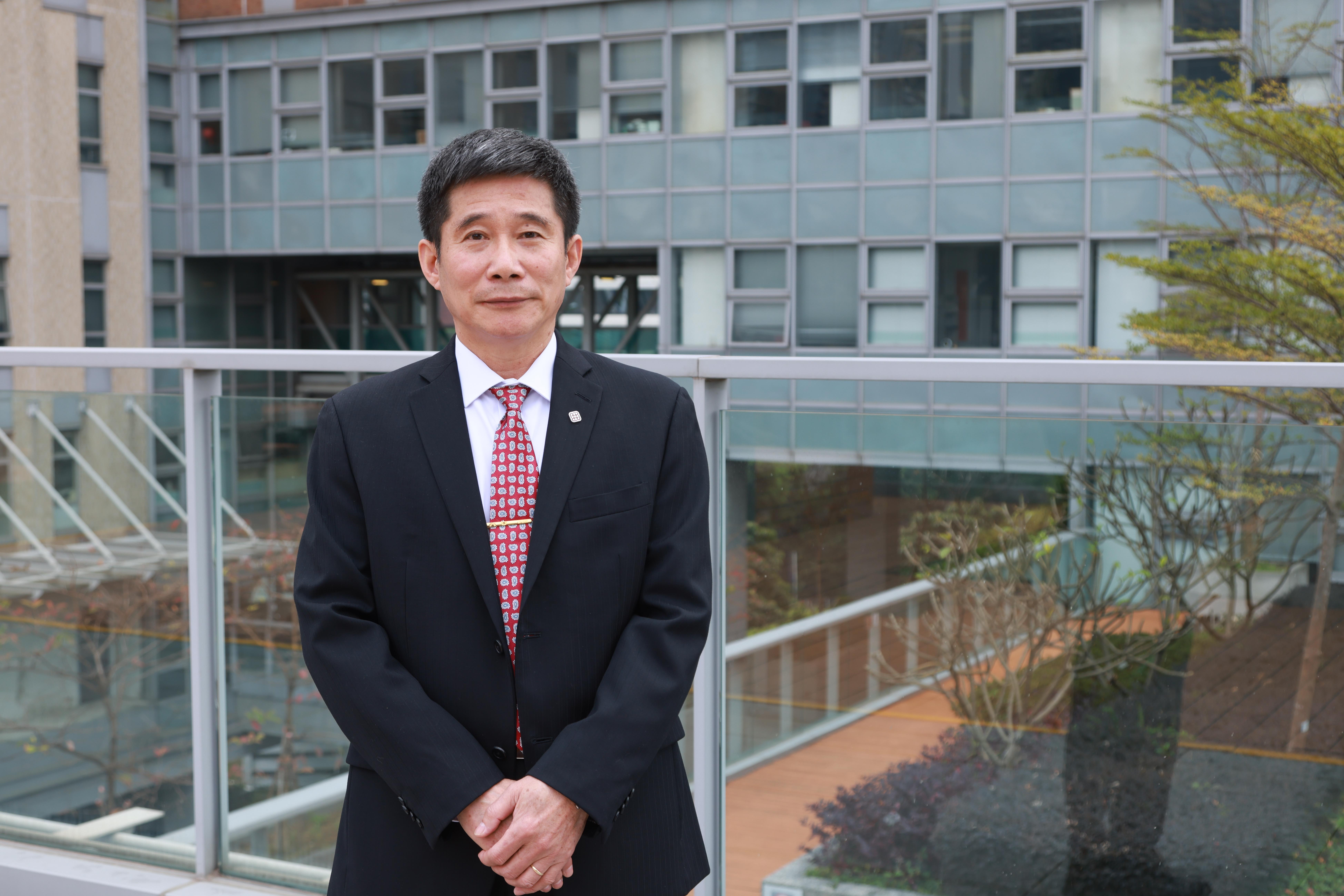 Prof. Jianli Chen collaborated with international experts to analyse the estimated changes in land water storage over the past 40 years by utilising satellite altimetry and satellite gravimetry observation technology, as well as global hydrological change data. This innovative method has revealed a rapid depletion in global soil moisture, resulting in a significant amount of water flowing into the oceans, which is one of the causes of sea level rise.