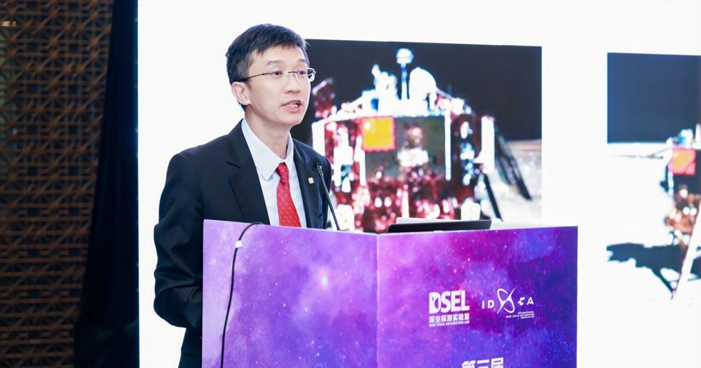 Prof. Bo Wu gave a speech on advanced technology and scientific research.