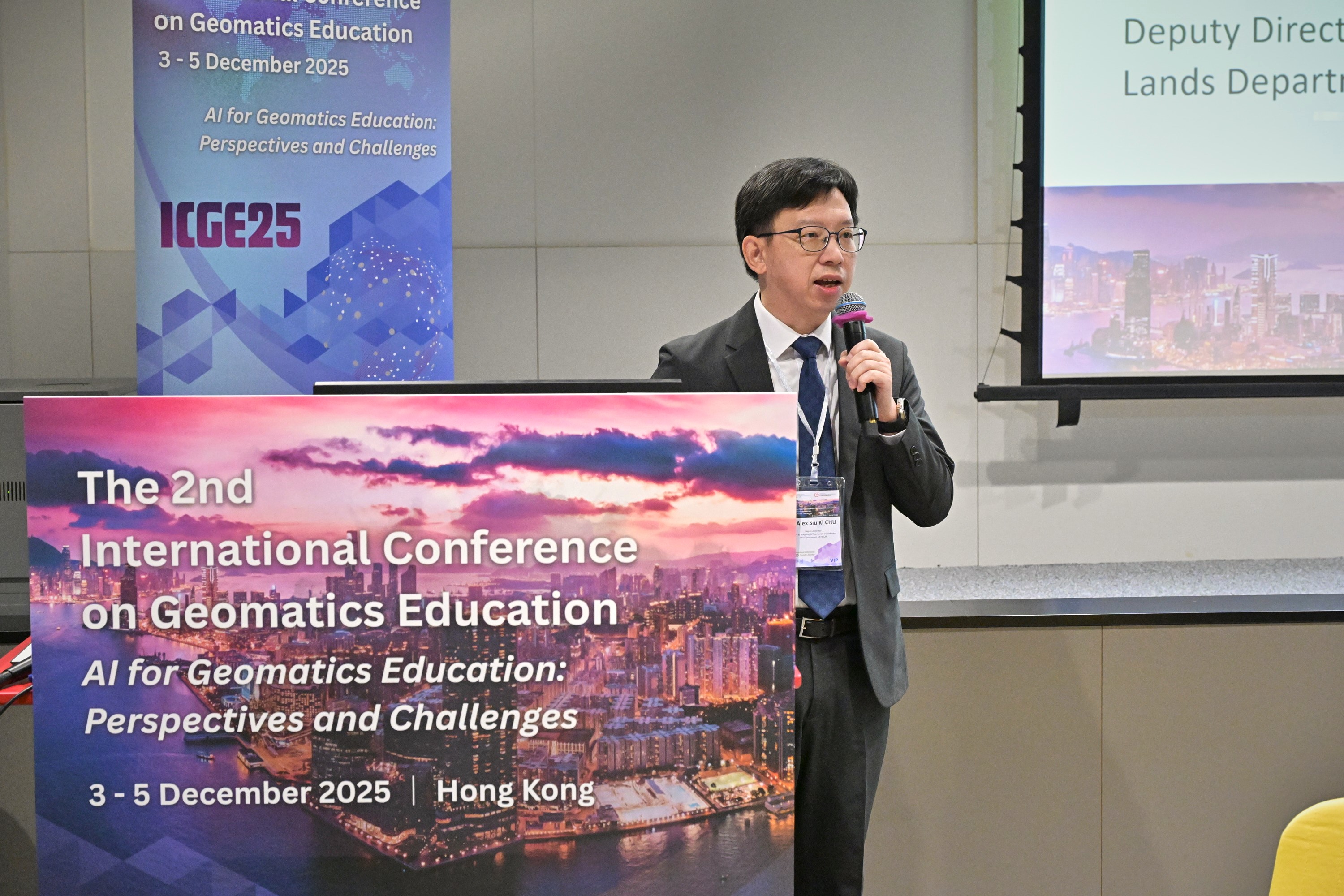 Sr Alex Siu Ki CHU, Deputy Director (Survey & Mapping Office) of the Lands Department, gave an opening speech.