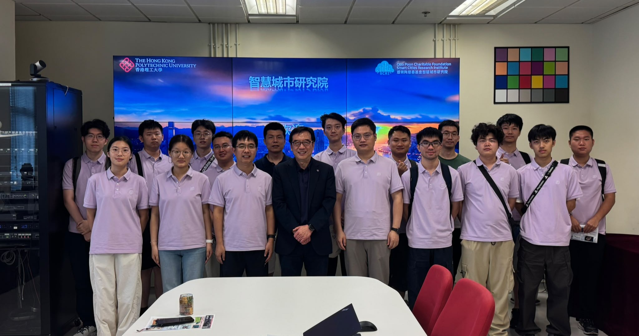 Prof. John Shi hosts a lab tour at the Laboratory for Smart City and Spatial Big Data Analytics