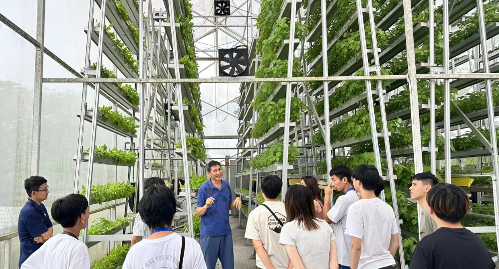 The highlight of the tour was the field trip to Sky Greens Farm, the world's first low-carbon, hydraulic-driven vertical farm.