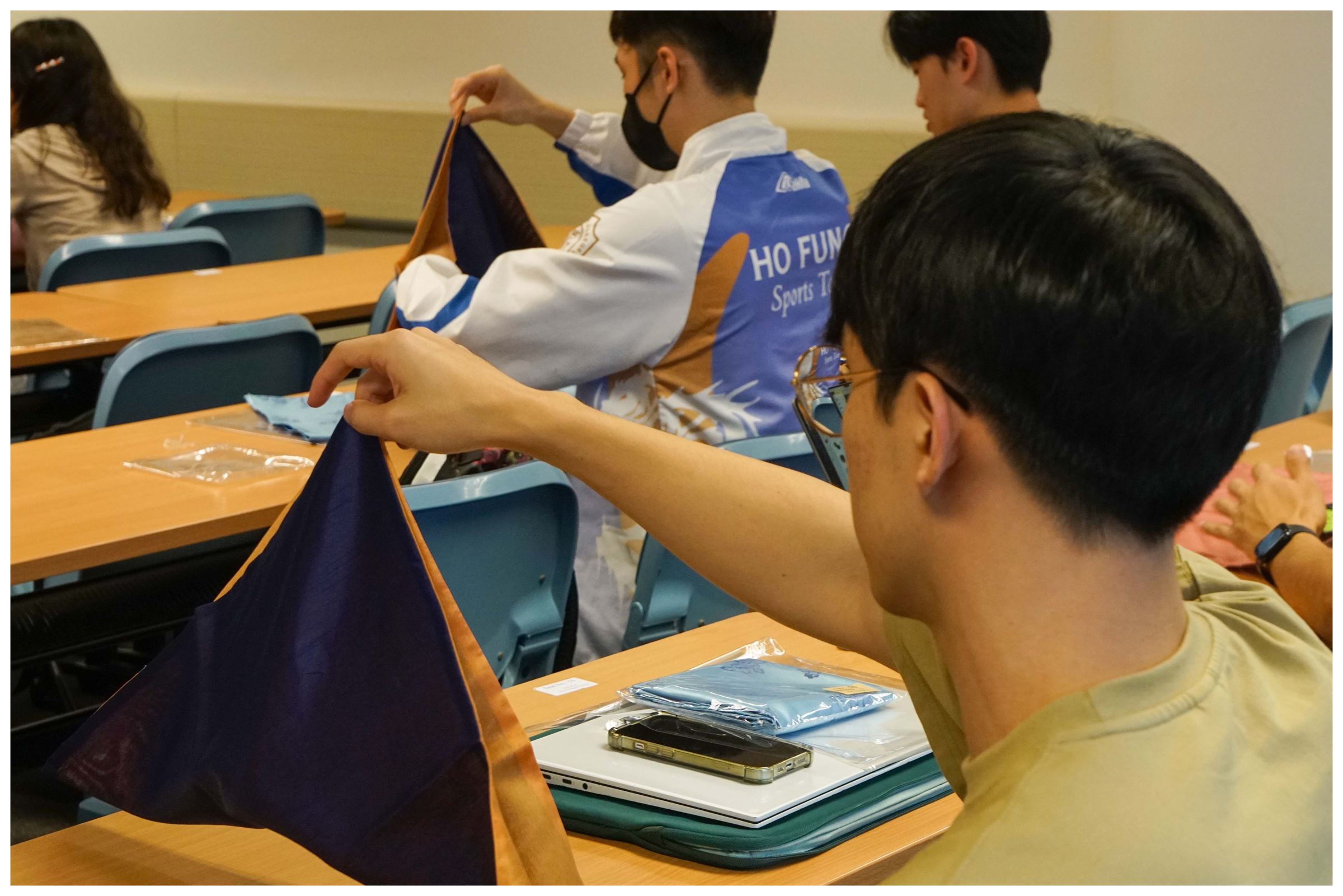 Cloth wrapping workshop | Department of Language Science and Technology