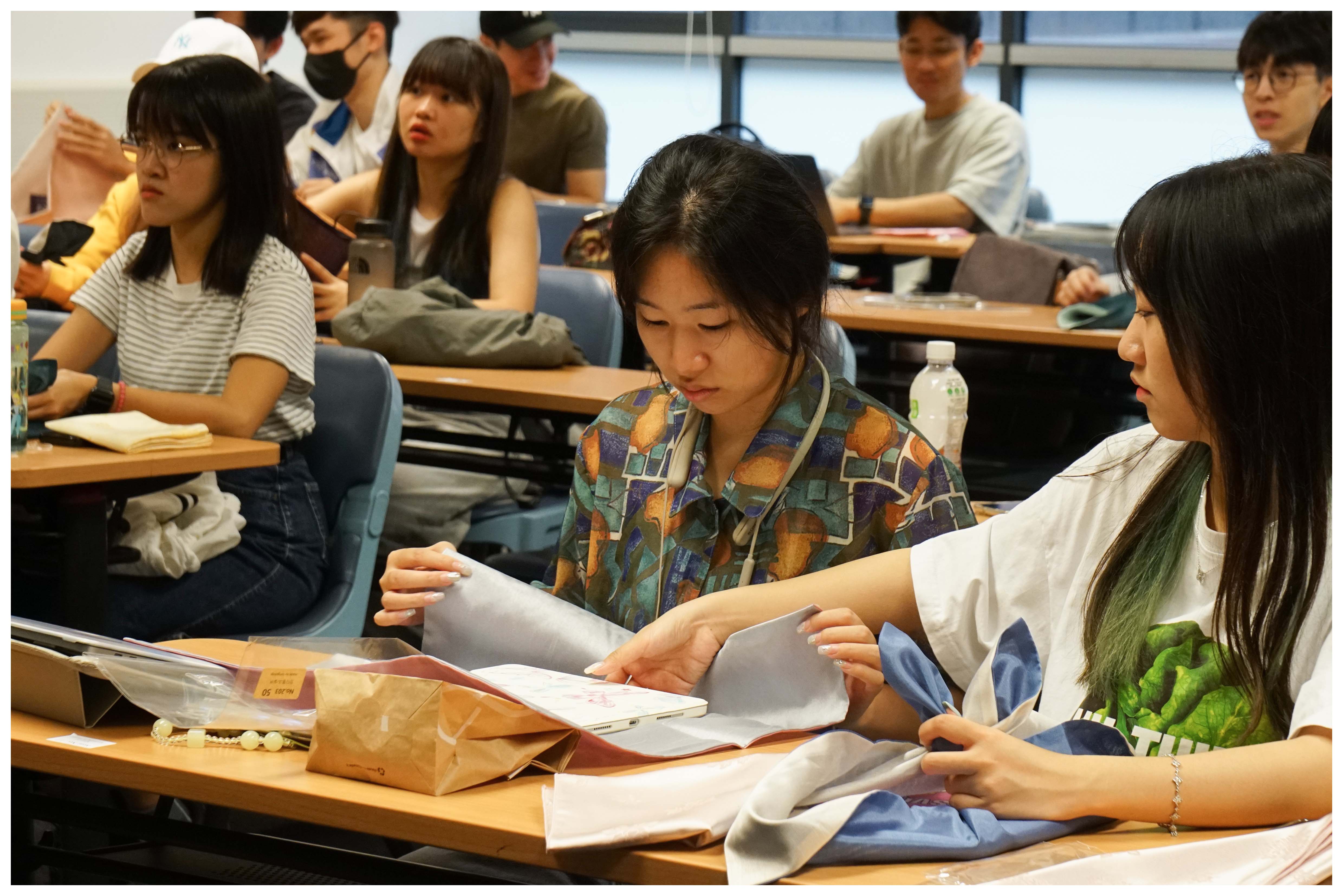 Cloth wrapping workshop | Department of Language Science and Technology