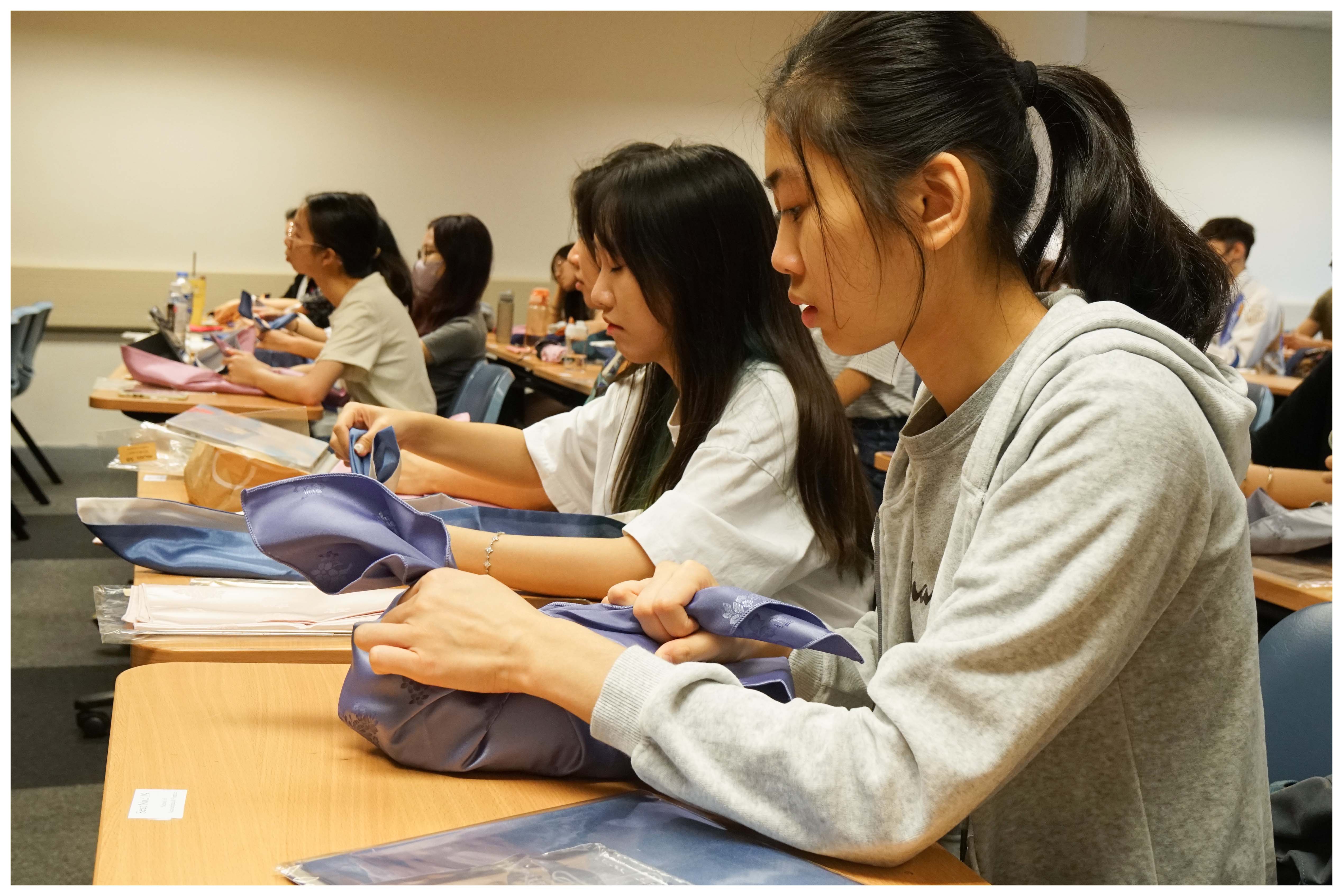 Cloth wrapping workshop | Department of Language Science and Technology