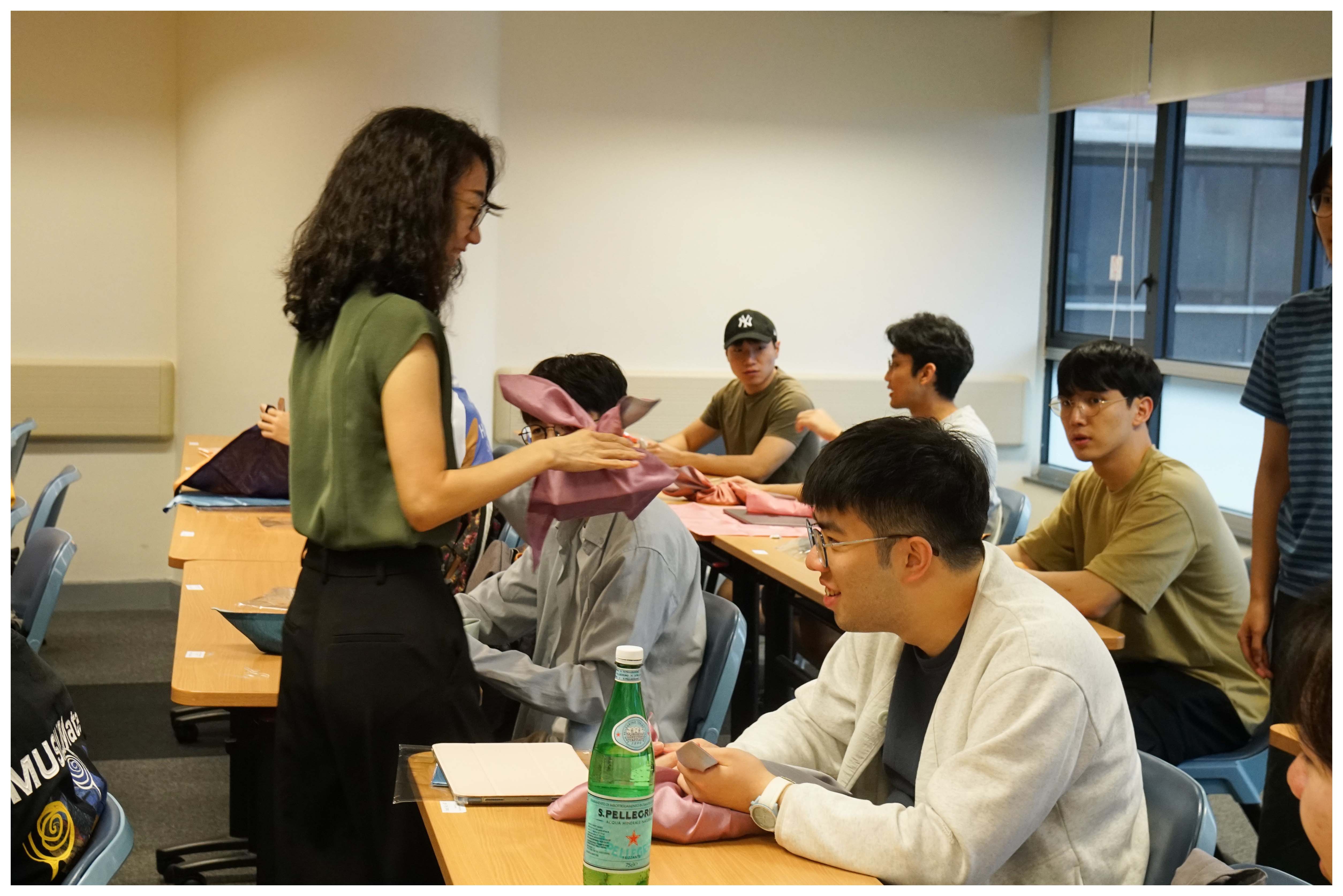 Cloth wrapping workshop | Department of Language Science and Technology