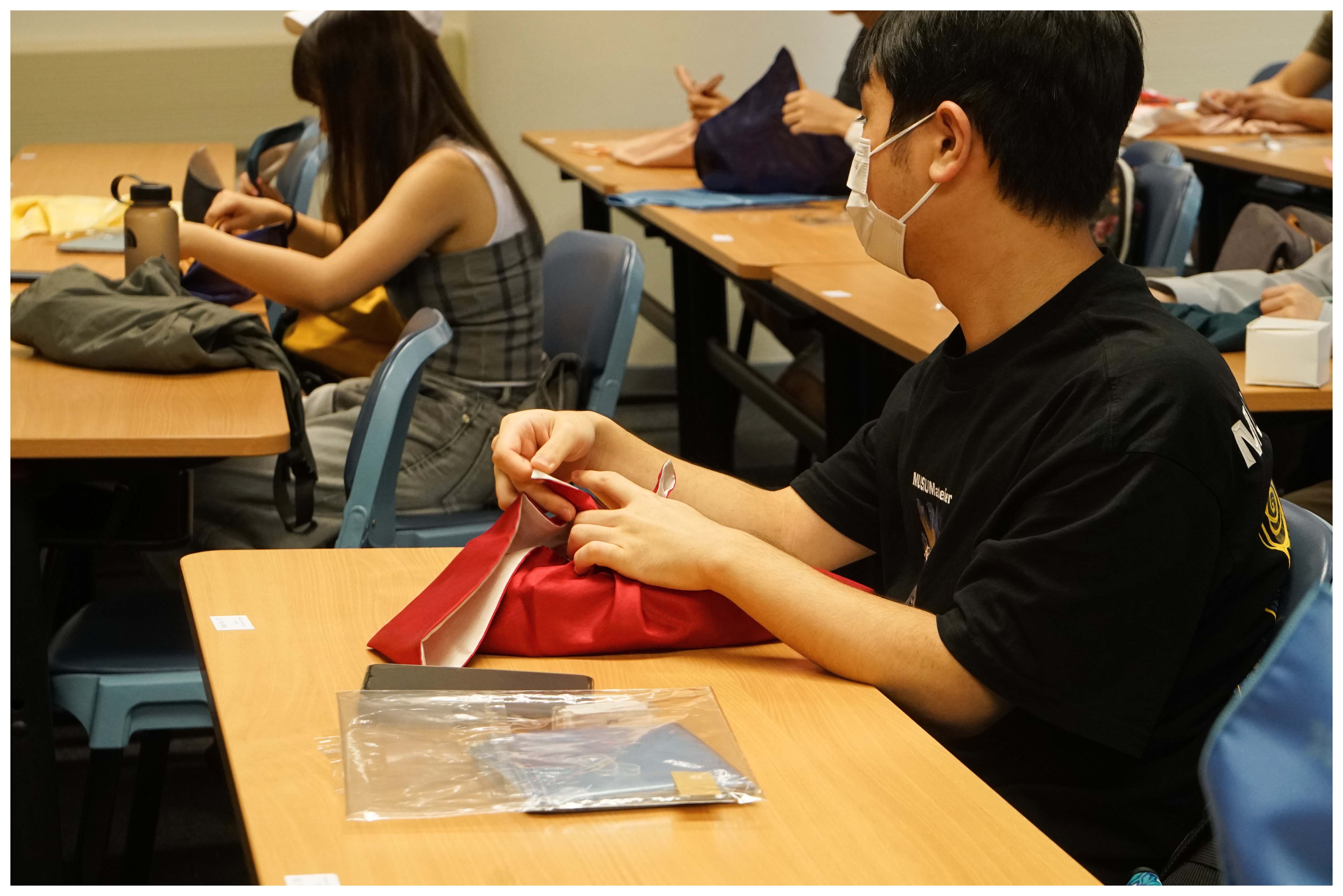 Cloth wrapping workshop | Department of Language Science and Technology