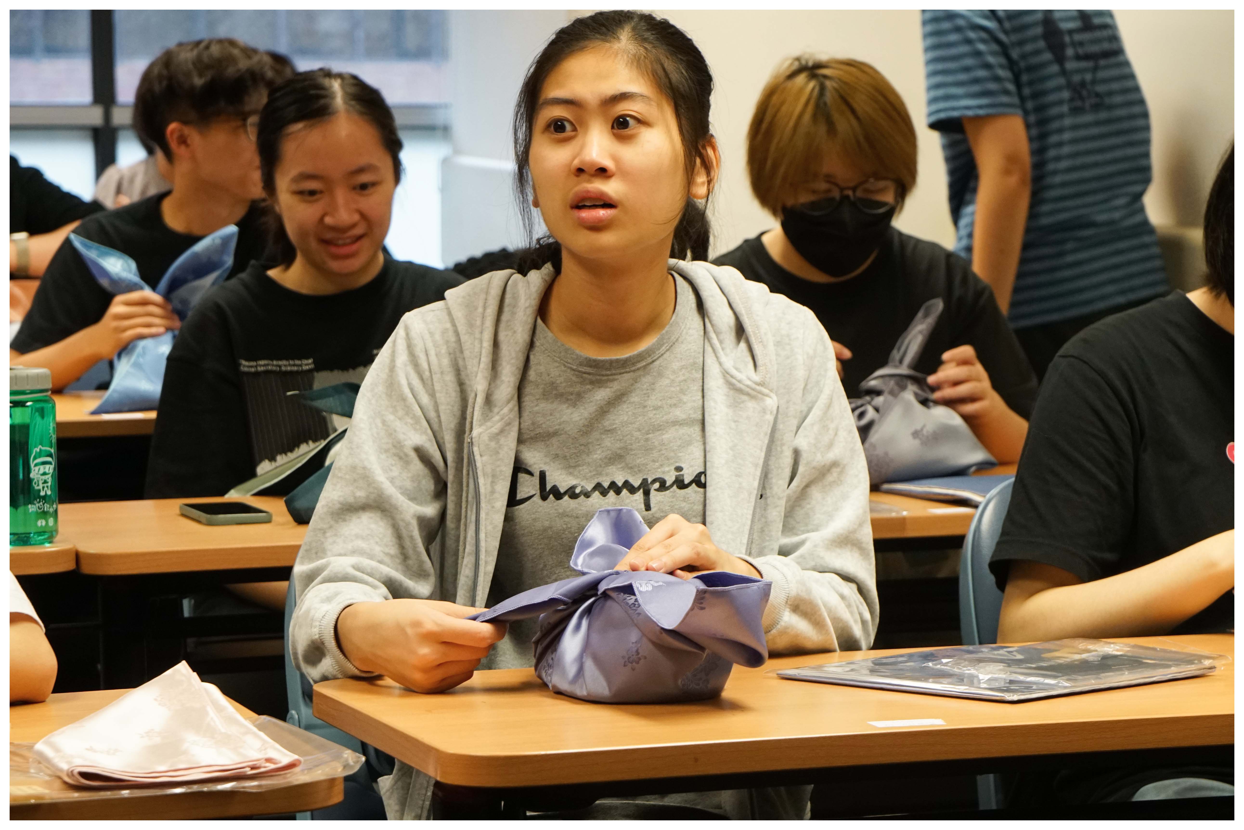 Cloth wrapping workshop | Department of Language Science and Technology