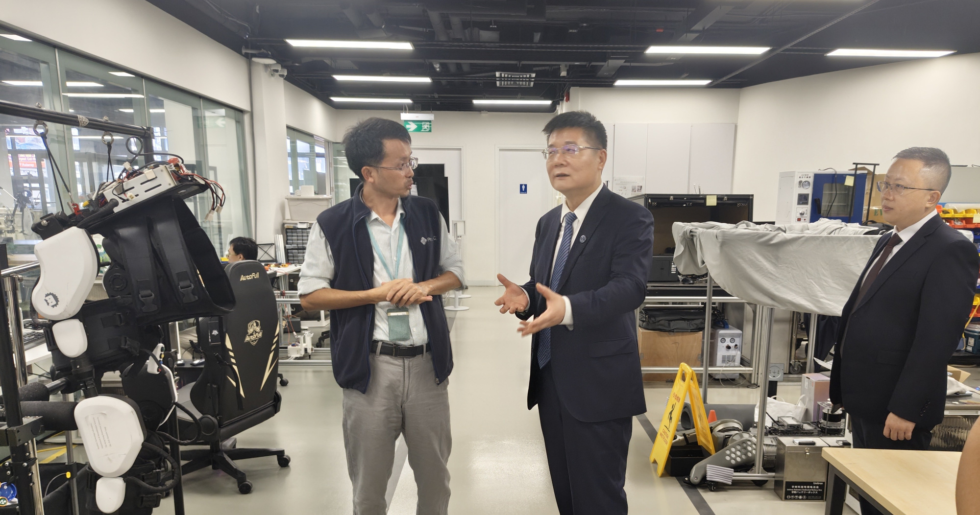 The GMU delegation visits PolyU, touring the AIR Lab.