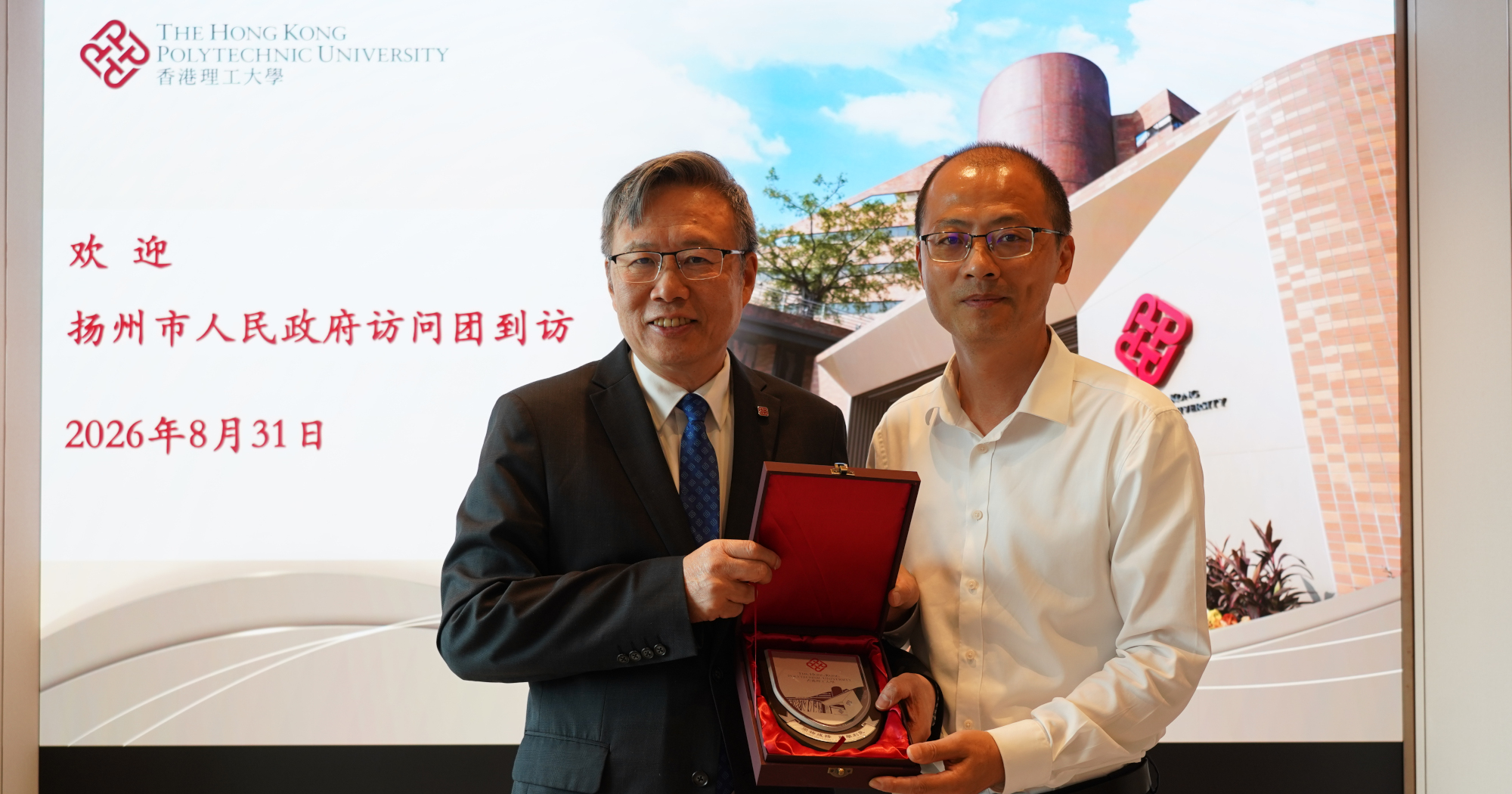 Prof. Jin-Guang Teng, PolyU President (left), and Mr Chen Jun, Vice Mayor of Yangzhou (right).