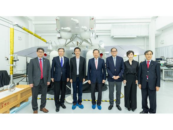 20230503 UGC delegation visits PolyU research facilities