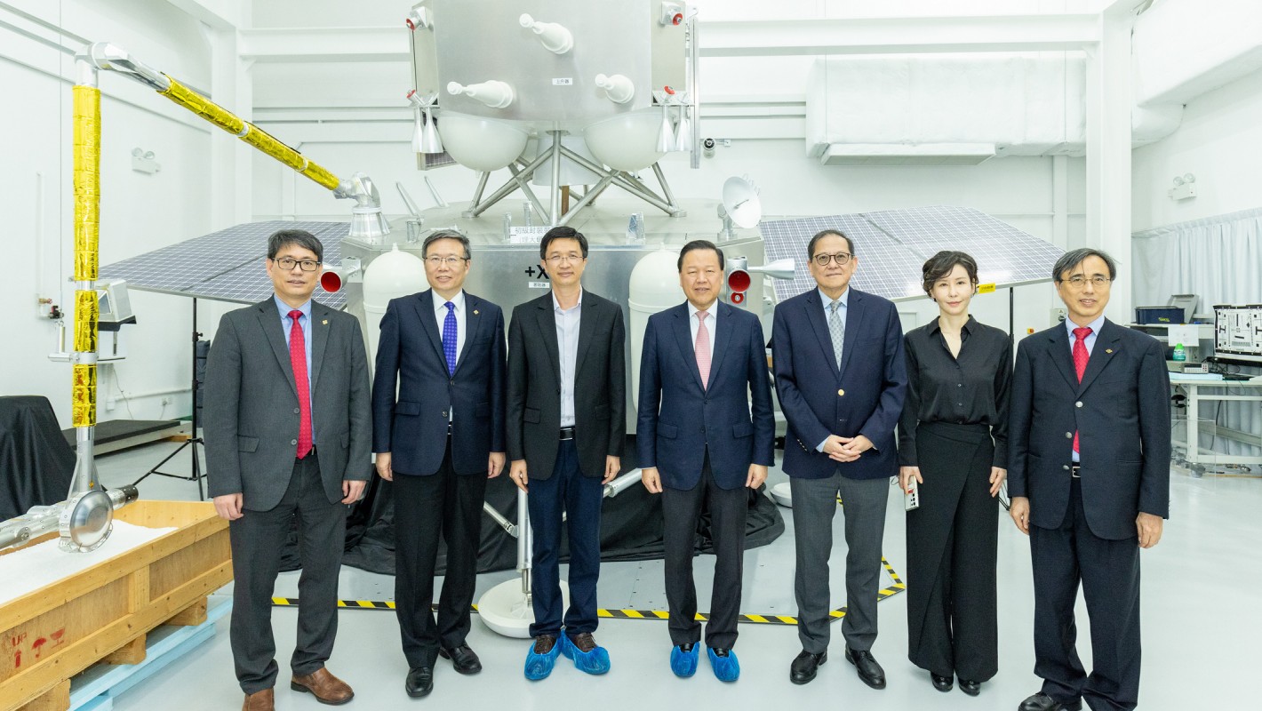 20230503 UGC delegation visits PolyU research facilities