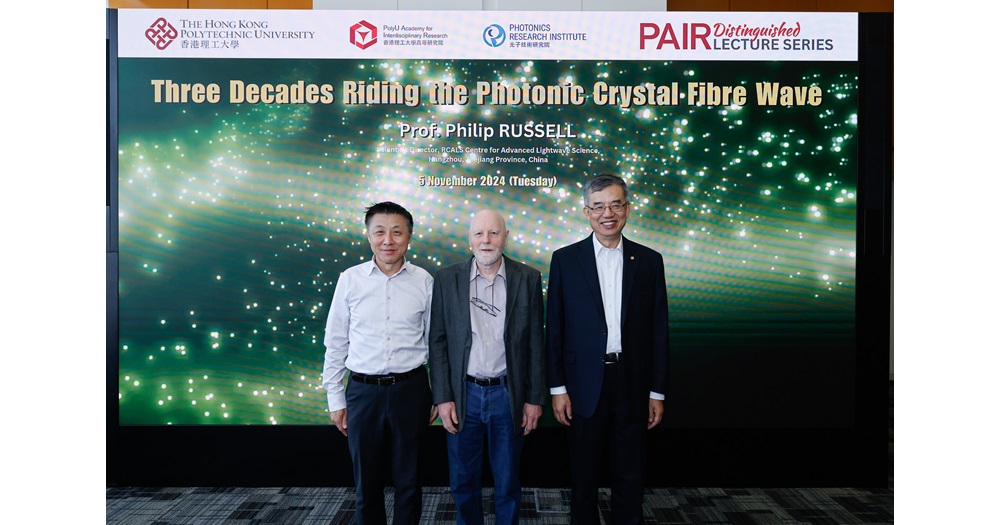 20241105 Prof Philip RUSSELL 2000 x 1050 pxEN 2