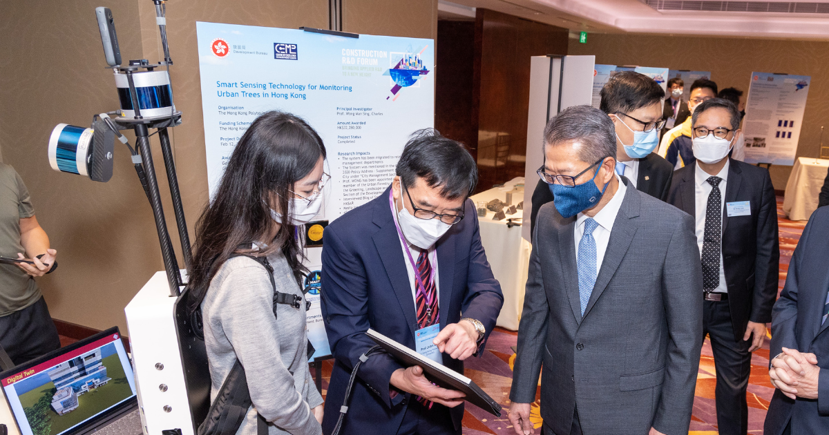 Prof. John Shi (PolyU) introduced his project to the Financial Secretary, Mr Paul CHAN