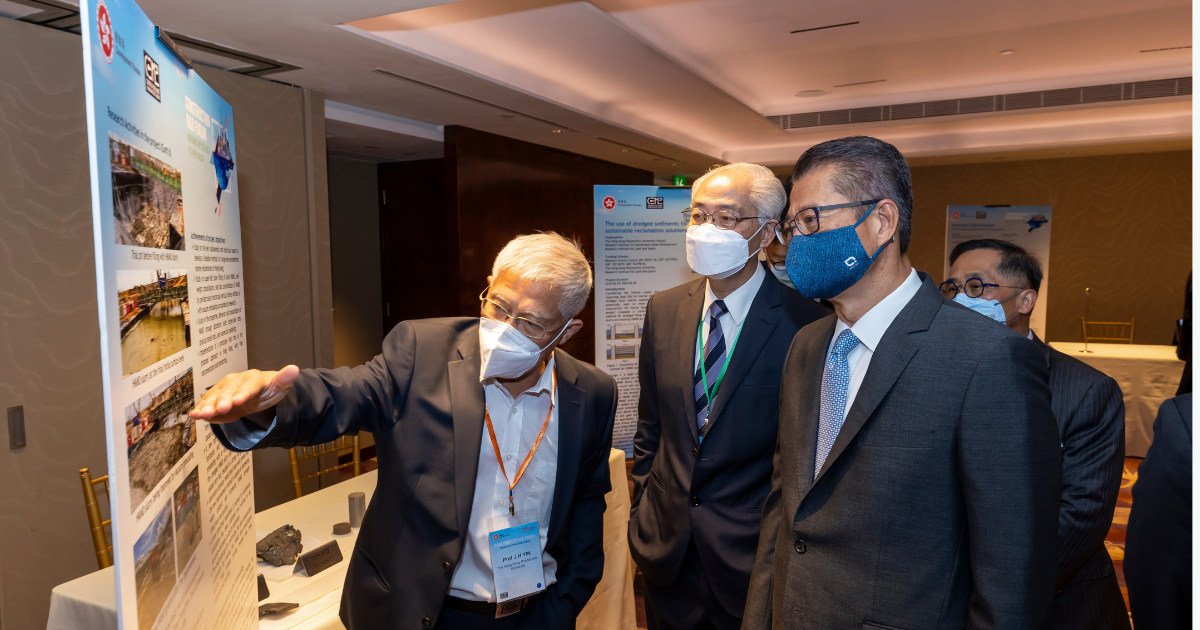 Prof. Yin Jian-hua (PolyU) introduced his project to the Financial Secretary, Mr Paul CHAN