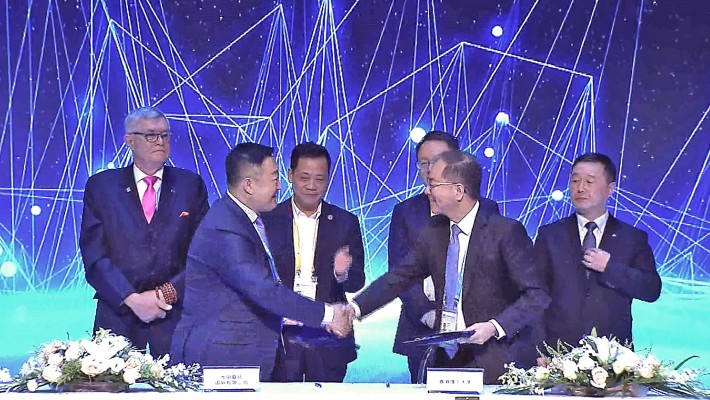 The MoU was signed by Dr Terence Lau (front row, right), Convener of Food Safety Consortium and Director of Innovation and Technology Development of PolyU, and Mr Min Zhi-dong (front row, left), General Manager of Bright International Food Industry Fund (previously Managing Director of Bright Food Hong Kong Limited). 