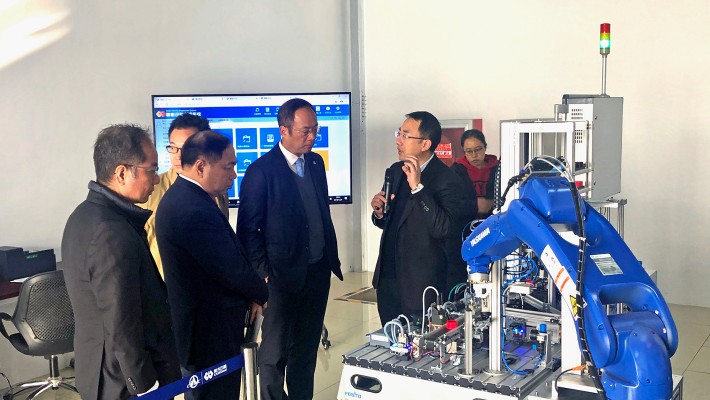 Representatives from PolyU and Altai Technologies Limited visit CASICloud's engineering laboratory for big data after the signing ceremony.