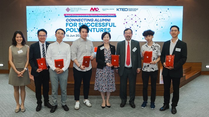 Dr Miranda Lou, Executive Vice President (fourth from right) presents souvenirs to the alumni and other panellists.