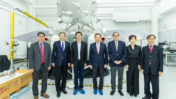 Mr Tim Lui, Chairman of UGC (centre), and Professor James Tang, Secretary-General of UGC (third from right), visited the Research Centre for Deep Space Explorations, accompanied by Professor Jin-Guang Teng, President of PolyU (second from left), and the senior management team.
