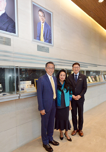 Dr Ho Kwon-ping (left) and his wife, Ms Claire Chiang, visited the Gallery of Honour, accompanied by Prof. Kaye Chon, Dean of SHTM (right).