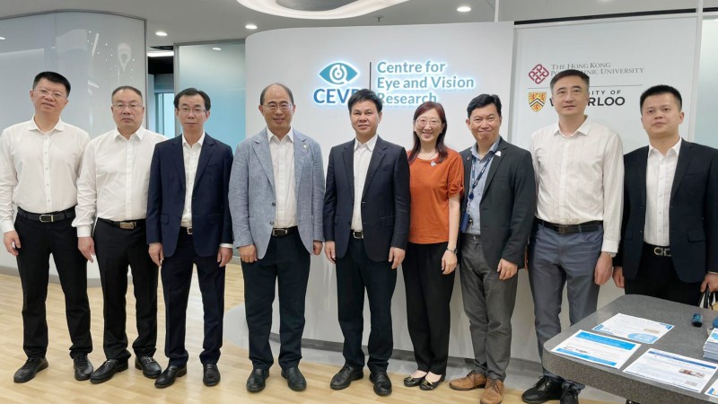 张文贤先生（中）率团参观理大的主要
研究设施，包括位于香港科学园的
 “眼视觉研究中心” 。