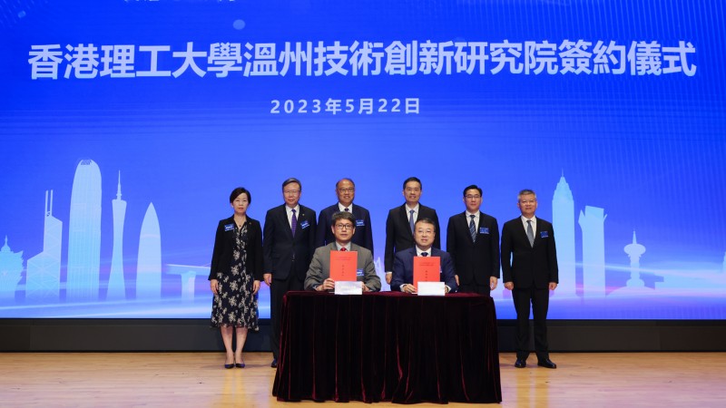 Witnessed (back row) by Dr Lam Tai-fai, Council Chairmanof PolyU (third from left); Prof. Jin-Guang Teng, President ofPolyU (second from left); Mr Liu Xiaotao, Standing CommitteeMember of the Zhejiang Provincial Communist Party Committeeand the Party Secretary of Wenzhou (third from right);Dr Miranda Lou, Executive Vice President of PolyU (first fromleft); Mr Wang Jun, Secretary General of the Wenzhou MunicipalCommunist Party Committee (second from right); andMr Wang Chi, Head of the United Front Work Department of theWenzhou Party Committee (first from right), the frameworkagreement was signed by Prof. Christopher Chao, PolyU’s VicePresident (Research and Innovation) (front row, left) andMr Wang Zhenyong, Vice Mayor of Wenzhou (front row, right).