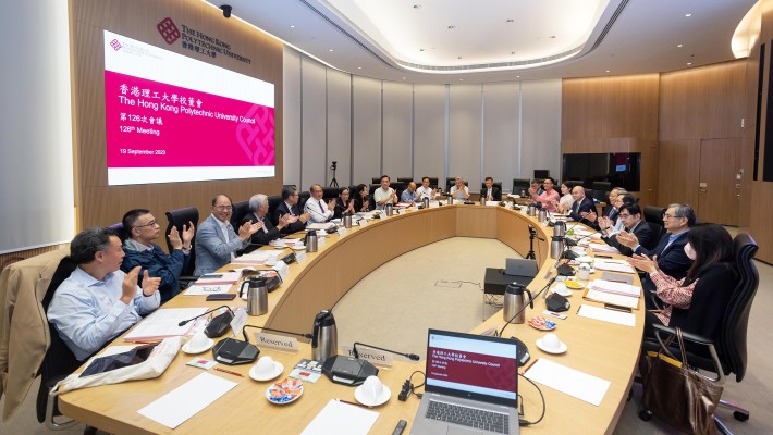 滕教授的续任获全体校董会成员一致支持。