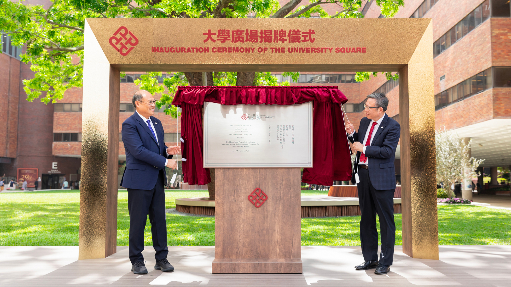 Dr Lam Tai-fai (left) and Professor Jin-Guang Teng officiated the Inauguration Ceremony of the University Square. 43