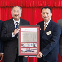 Mr King Wong (left) and Mr Tommy Wong (right) received amemento from PolyU.