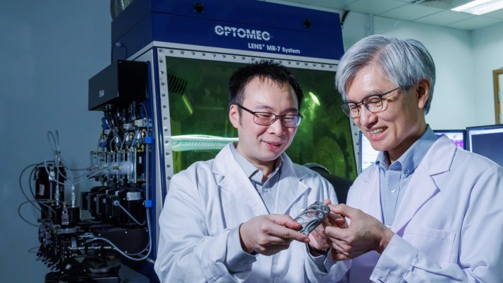 Prof. Keith K.C. Chan (right), Chair Professor of Manufacturing Engineering at the Department of Industrial and Systems Engineering at PolyU, and Dr Zibin Chen (left), Assistant Professor in the same department, have discovered that additive manufacturing technology can create high performance metal alloys.